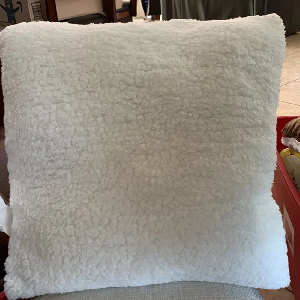 Wolf decorative pillow with sherper back 18 x 18